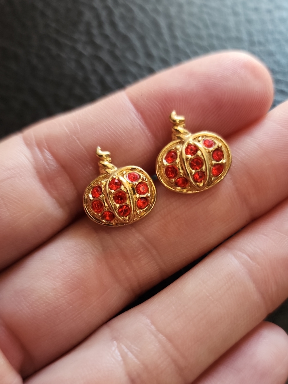 VTG Avon Gold-Tone Pumpkin Stud Earrings with Orange Crystals